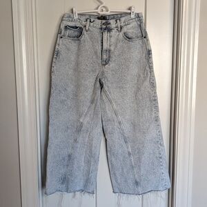 Abercrombie & Fitch Wide Leg Light Wash Jeans with Raw Hem sz 32